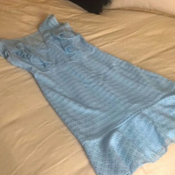 Beautiful baby blue lace dress by Guess. - Picture 11 of 11